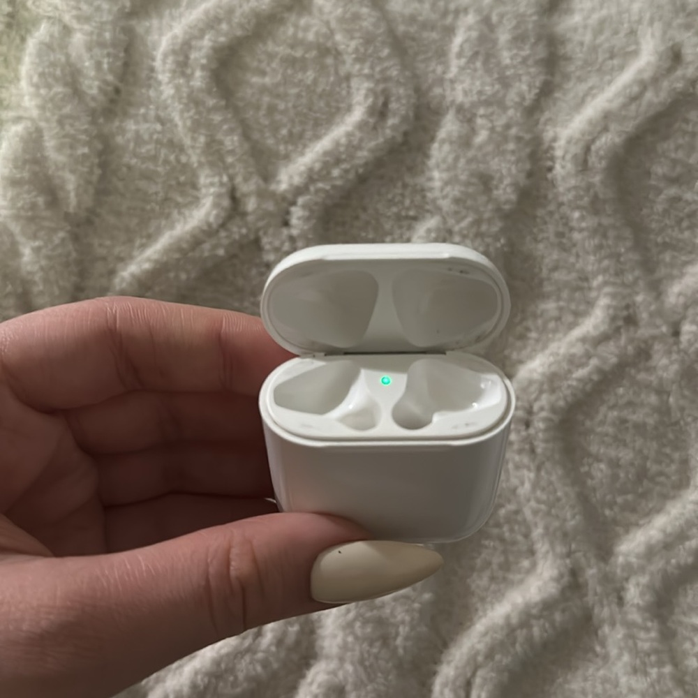 Apple wireless Charing Case